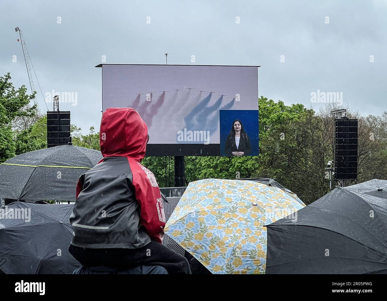 London, UK. 6th May, 2023. Britons braved the bad weather to get a glimpse of Red Arrows flypast in London's Hyde Park. The display was cut short due to poor weather. (Credit Image: © Laura Chiesa/Pacific Press via ZUMA Press Wire) EDITORIAL USAGE ONLY! Not for Commercial USAGE! Stock Photo