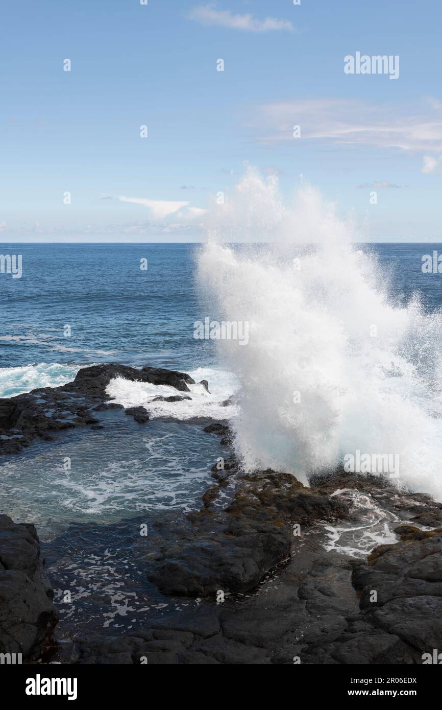 Ocean waves crashing on rocks hi-res stock photography and images - Alamy