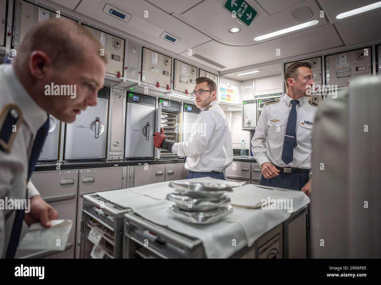 04 May 2023, Brandenburg, Schönefeld Flight attendants prepare lunch