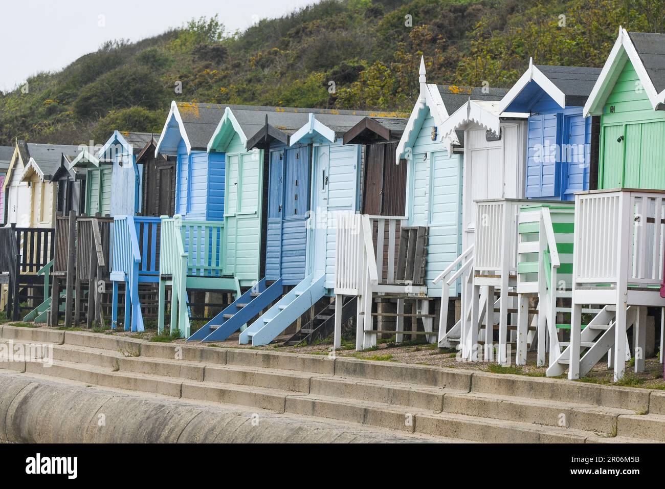 Beach Huts Frinton on Sea And Walton on the Naze Stock Photo Alamy beach-huts-frinton-on-sea-and-walton-on-the-naze-stock-photo-alamy