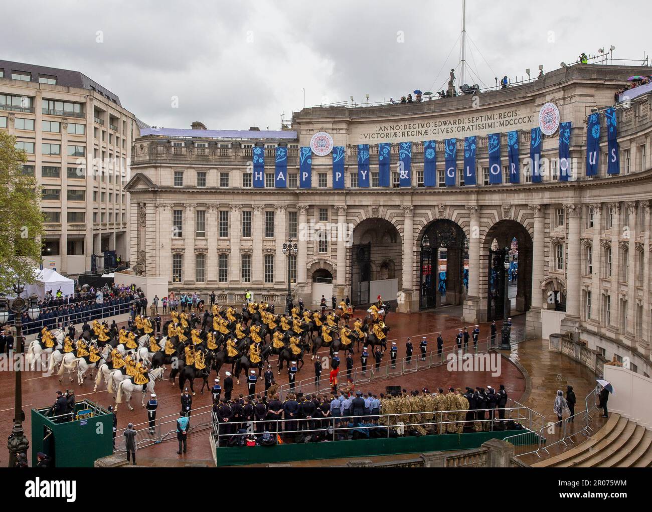 The King’s Procession makes its way Admiralty Arch ahead of the ...