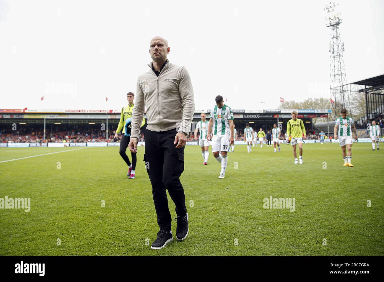 DEVENTER - (FC Groningen coach Dennis van der Ree during the Dutch premier league match between Go Ahead Eagles and FC Groningen at De Adelaarshorst on May 7, 2023 in Deventer, Netherlands. ANP BART STOUTJESDIJK Stock Photo