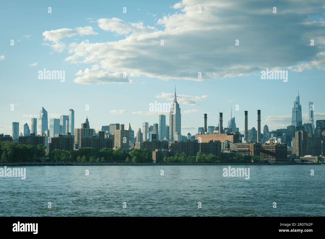 View of the Manhattan skyline and Empire State Building across the East ...