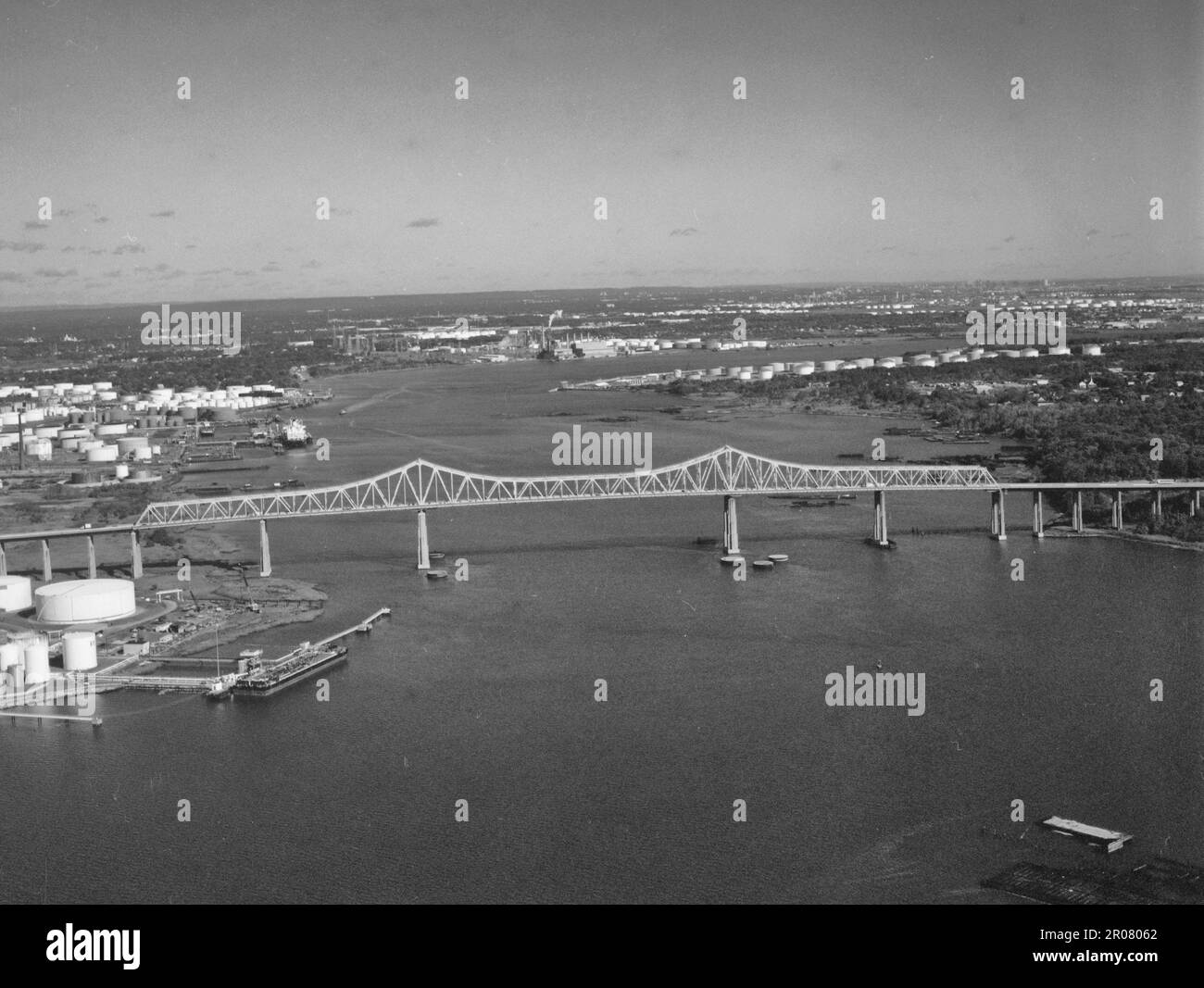 Outerbridge crossing bridge in elevation looking north - Outerbridge Crossing Bridge, Spanning Arthur Kill from New Jersey to Staten Island, 1991 Stock Photo