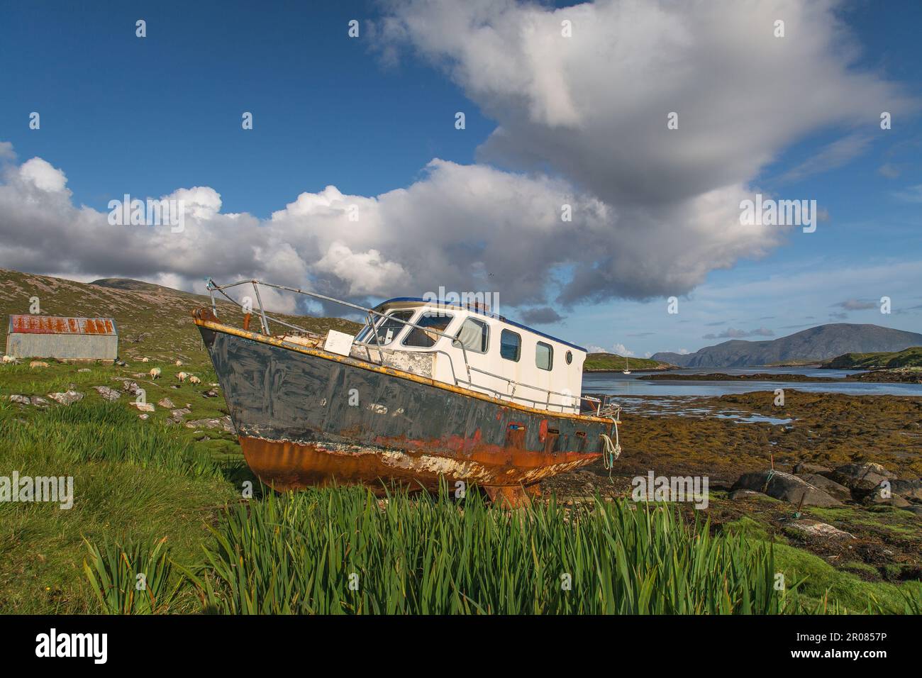 Disused Rust Eaten Boat lying in Loch Leosavay, Abhainn Suidhe, Isle of Harris, Hebrides, Outer Hebrides, Western Isles, Scotland, United Kingdom Stock Photo