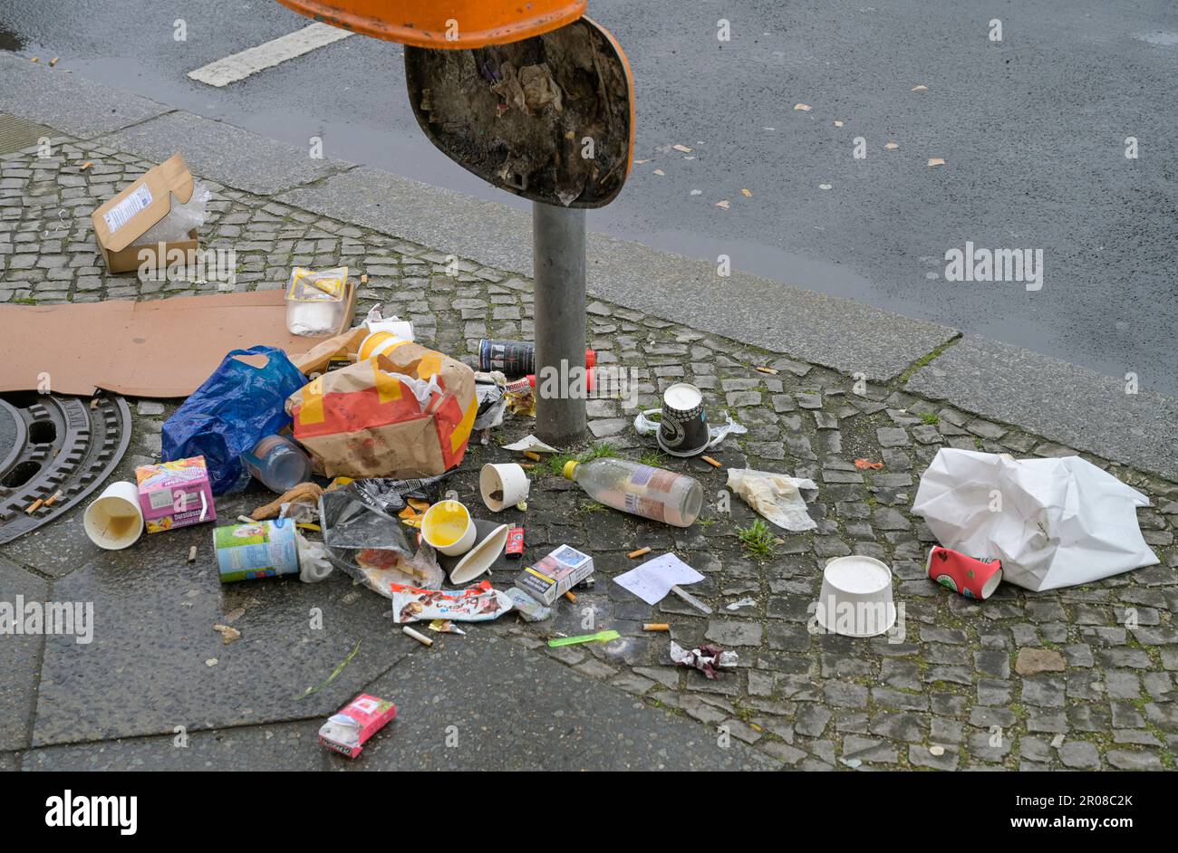 Berlin, Deutschland, leere Kaffeetasse liegt vor einem vollen Mülleimer im  Wald Stockfotografie - Alamy