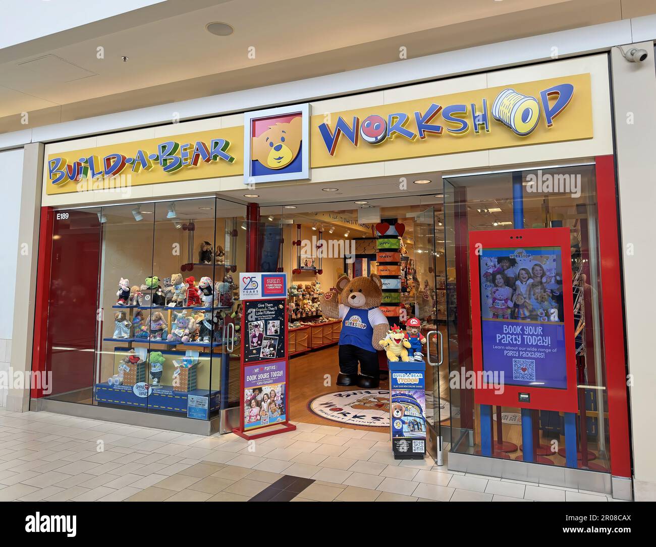Build A Bear Workshop storefront indoors, night time USA Stock Photo