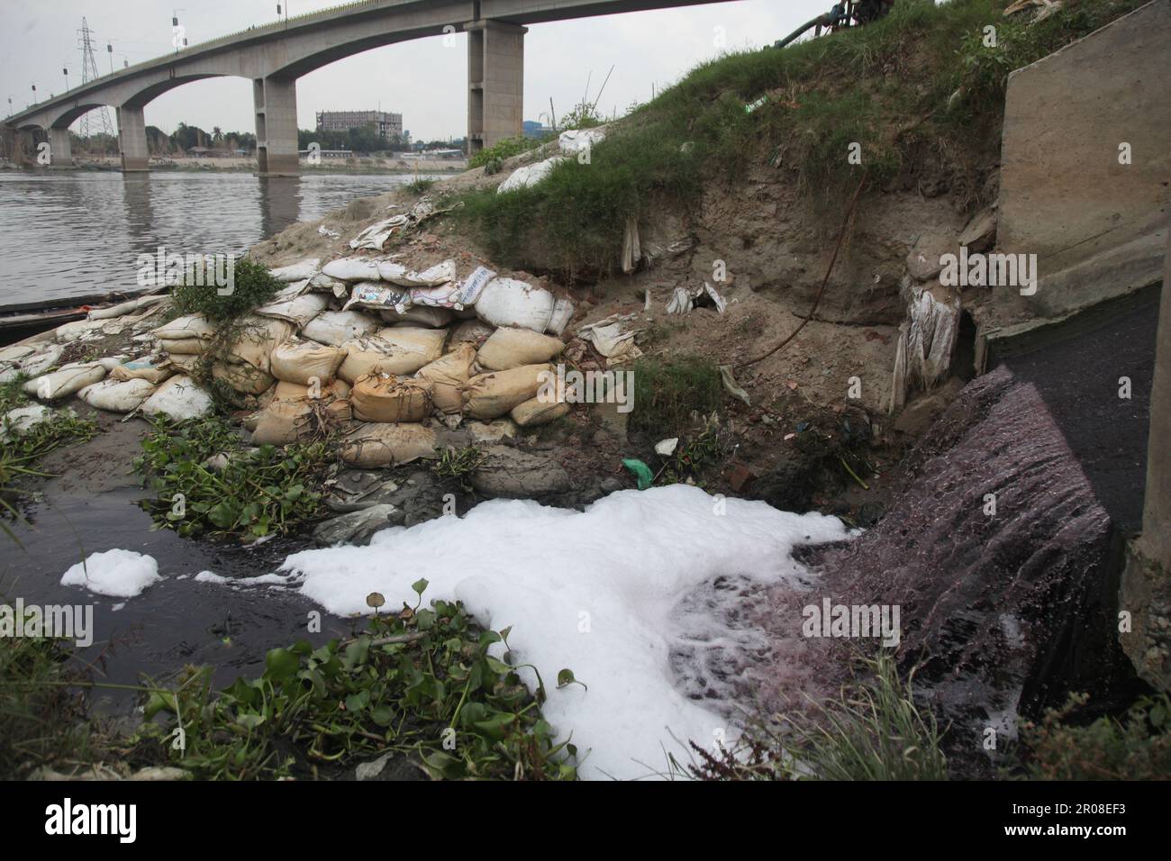 River pollution05-05-2023 dhaka bangladesh shitalakshya river is constantly being polluted by toxic waste from industries.Nazmul Islam/Alamy Stock liv Stock Photo