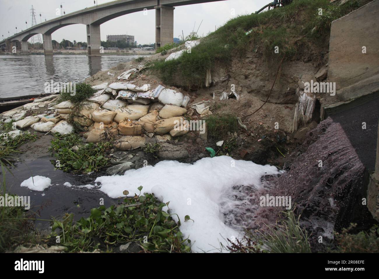 River pollution05-05-2023 dhaka bangladesh shitalakshya river is constantly being polluted by toxic waste from industries.Nazmul Islam/Alamy Stock liv Stock Photo