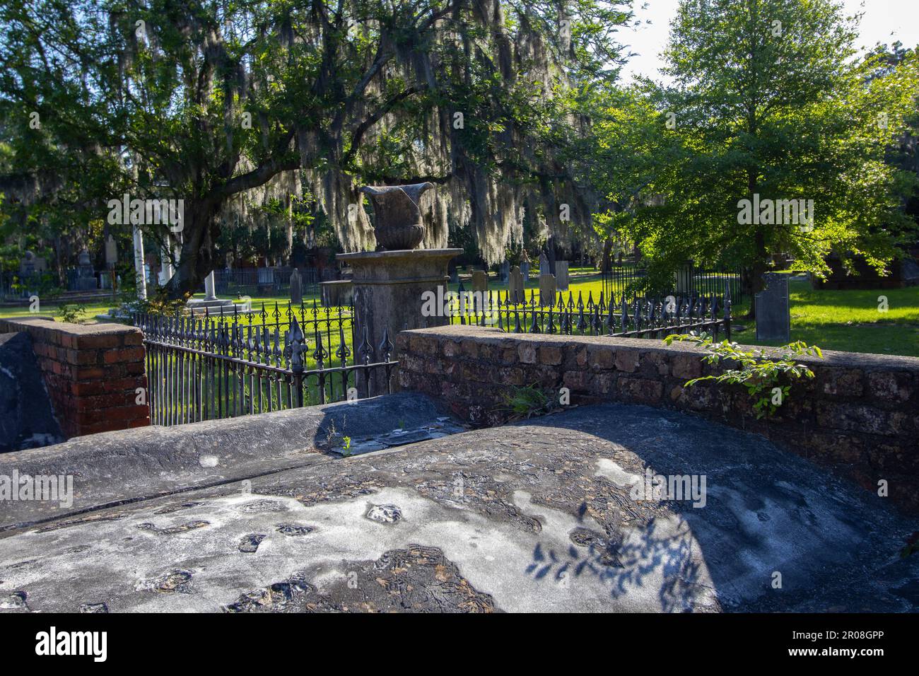Historic Colonial Park Cemetery, Savannah, established in 1750 Stock Photo Alamy