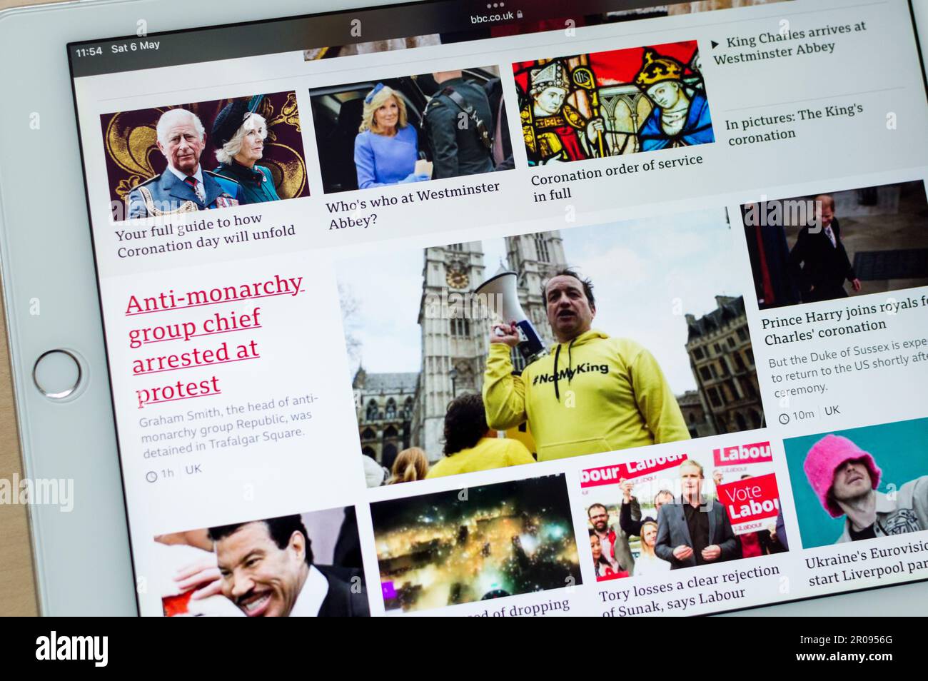 BBC webpage coverage with King Charles coronation and Anti-Monarch protest Stock Photo