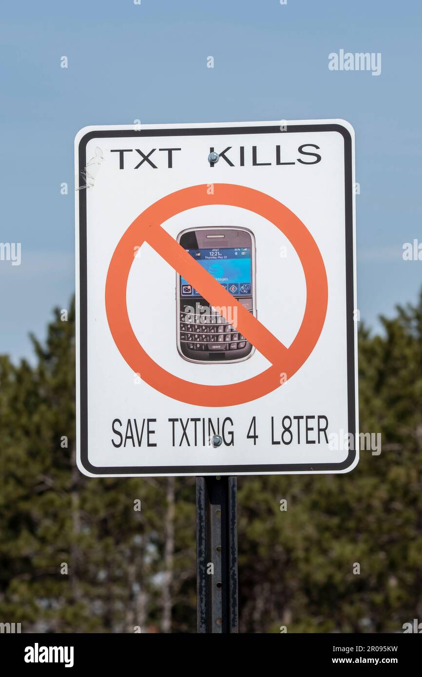 Blaine, Minnesota. Blaine high school. Anti-texting sign displayed for the students that drive their own cars. Stock Photo