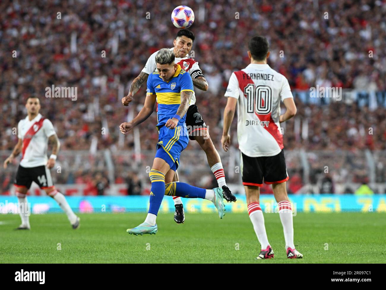 Buenos Aires, Argentina, 07th May, 2023. Enzo Perez of River Plate battles for possession with Luis Vazquez of Boca Juniors, during the match between River Plate and Boca Juniors, for the Argentinian championship 2023, at Monumental de Nunez Stadium, in Buenos Aires on May 07. Photo: Luciano Bisbal/DiaEsportivo/Alamy Live News Stock Photo