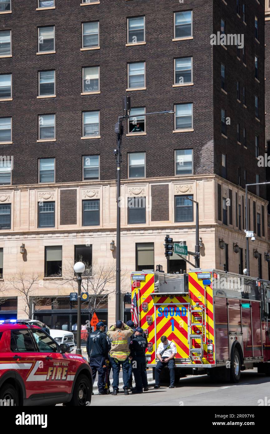 St. Paul, Minnesota.  Police and emergency vehicles wait while a woman contemplates jumping out of a fifth story hotel window. Stock Photo