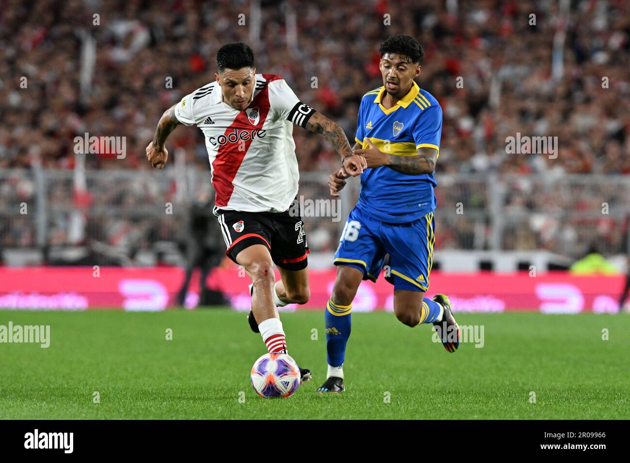 Buenos Aires, Argentina, 07th May, 2023. Enzo Perez of River Plate battles for possession with Cristian Medina of Boca Juniors, during the match between River Plate and Boca Juniors, for the Argentinian championship 2023, at Monumental de Nunez Stadium, in Buenos Aires on May 07. Photo: Luciano Bisbal/DiaEsportivo/Alamy Live News Stock Photo