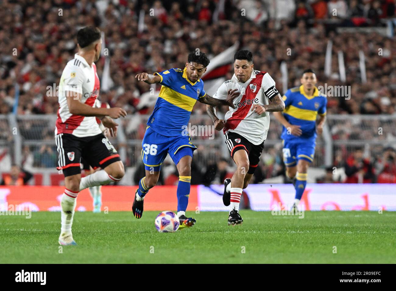 Buenos Aires, Argentina, 07th May, 2023. Enzo Perez of River Plate battles for possession with Cristian Medina of Boca Juniors, during the match between River Plate and Boca Juniors, for the Argentinian championship 2023, at Monumental de Nunez Stadium, in Buenos Aires on May 07. Photo: Luciano Bisbal/DiaEsportivo/Alamy Live News Stock Photo