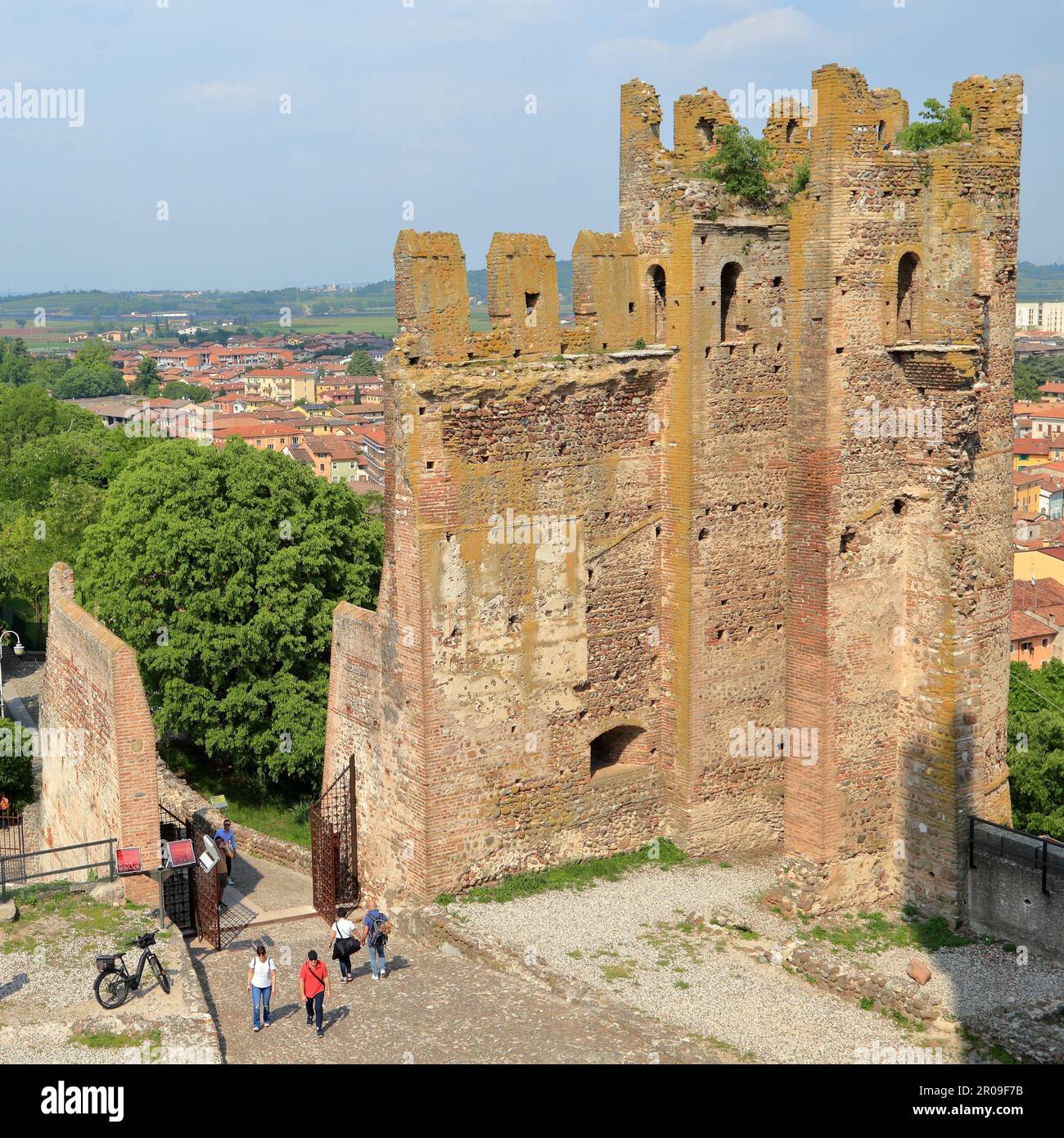Medieval Scaliger Castle (Castello Scaligero), Valeggio sul Mincio, Italy. Torre Tonda tower. Stock Photo