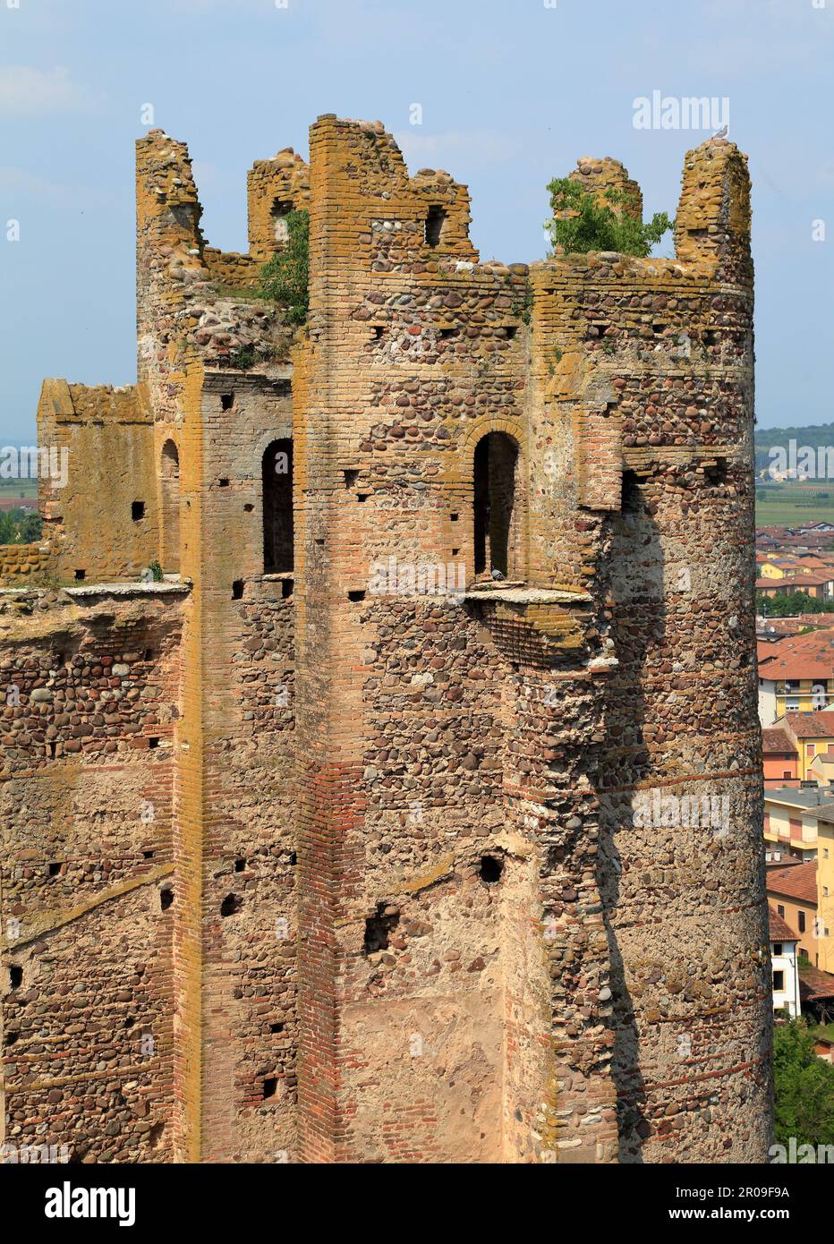 Medieval Scaliger Castle (Castello Scaligero), Valeggio sul Mincio, Italy. Torre Tonda tower. Stock Photo