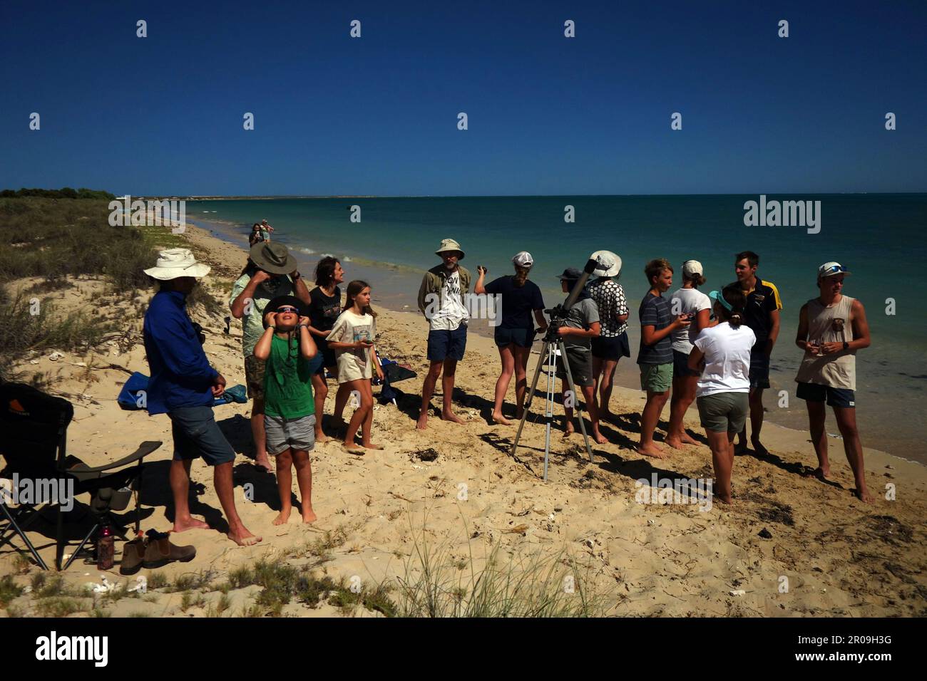 People watching eclipse on the beach at North Lefroy Bay, Ningaloo National Park, Western Australia, 20 April 2023. No MR or PR Stock Photo
