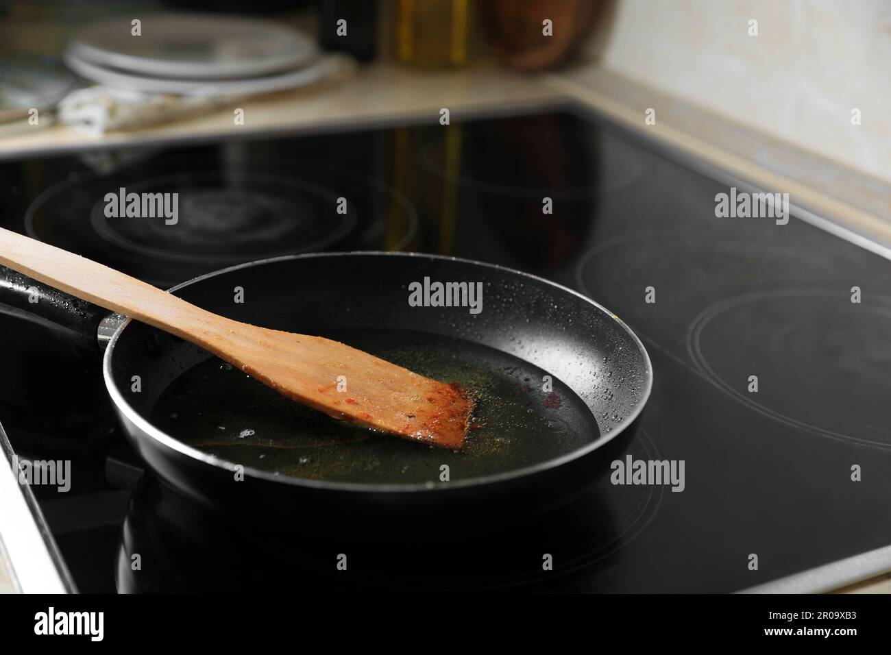 Frying pan with spatula and used cooking oil on stove Stock Photo - Alamy