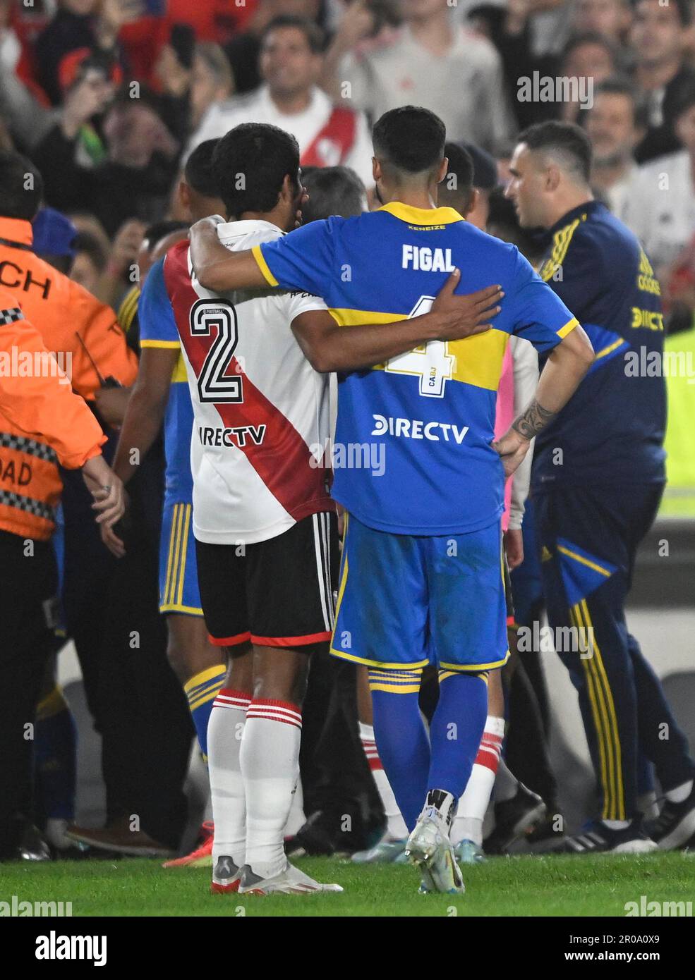 Buenos Aires, Argentina. 07th May, 2023. Argentina, Buenos Aires - 07 May 2023: Robert Rojas of River Plate and Jorge Figal of Boca Juniors hug after 7 players received red cards during fight between both team of River Plate and Boca Juniors during the Torneo Binance 2023 of Argentina Liga Profesional match between River Plate and Boca Juniors at Estadio Monumental, Buenos Aires, Argentina. Photo by SFSI/Diego Halisz Credit: Sebo47/Alamy Live News Stock Photo