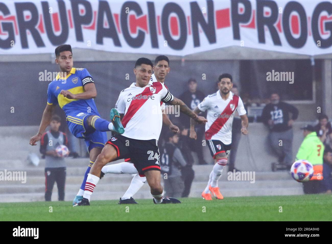 Buenos Aires, Argentina, 7th May 2023, Pol Fernandez of Boca Jrs and Enzo Perez of River Plate during a derby for the 15th round of Argentina´s Liga Profesional de Fútbol Binance Cup at Mas Monumental Stadium (Photo: Néstor J. Beremblum) Stock Photo