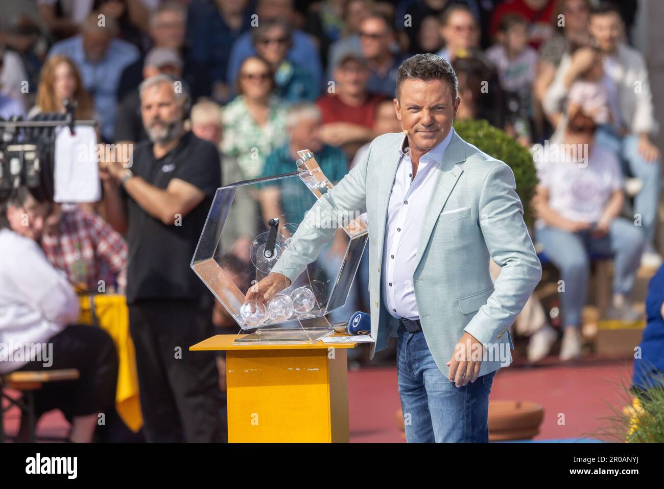 Rust, Germany. 07th May, 2023. Presenter Stefan Mross stands in the 'Immer wieder sonntags' arena during the live broadcast of the program 'Immer wieder sonntags' and takes a ball from a lottery drum. 'Immer wieder sonntags' will be broadcast on Sundays from May 7, 2023, from the 'Immer-wieder-sonntags' arena in Rust, Germany. Twelve live editions are planned, plus a best-of at the beginning of September. Credit: Philipp von Ditfurth/dpa/Alamy Live News Stock Photo