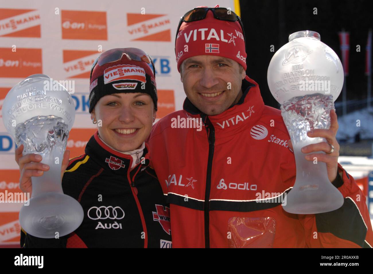 Magdalena Neuner und Ole Einar BJOERNDALEN, NOR die Gesamt Welt Cup Gewinner mit den Pokalen für den Gesamtweltcup.16.3.2008 Stock Photo