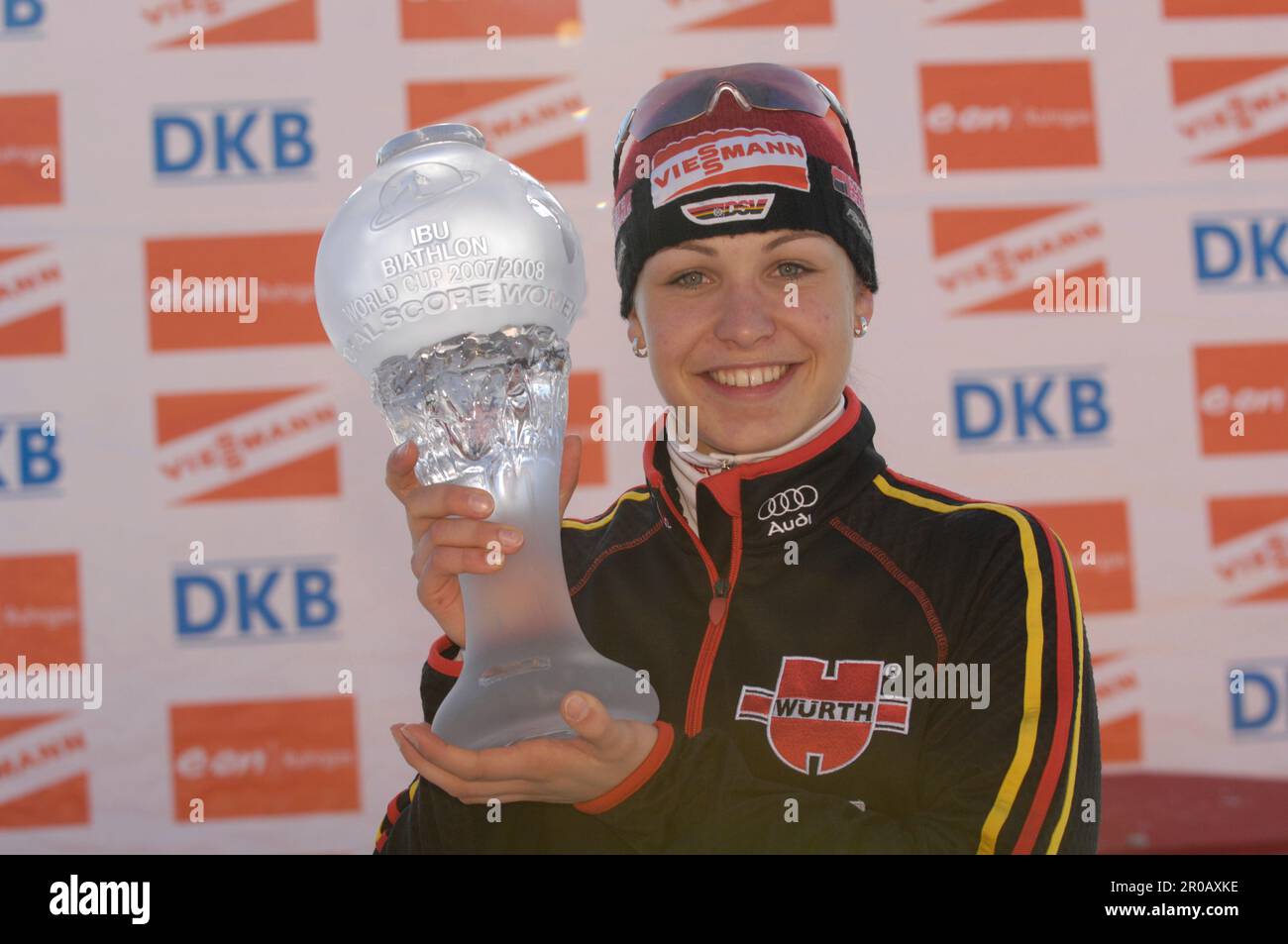 Magdalena Neuner, die Gesamt Welt Cup Siegerin mit dem Pokal für den Gesamtweltcup. Biathlon 10km Massenstart der Frauen 16.3.2008 Stock Photo