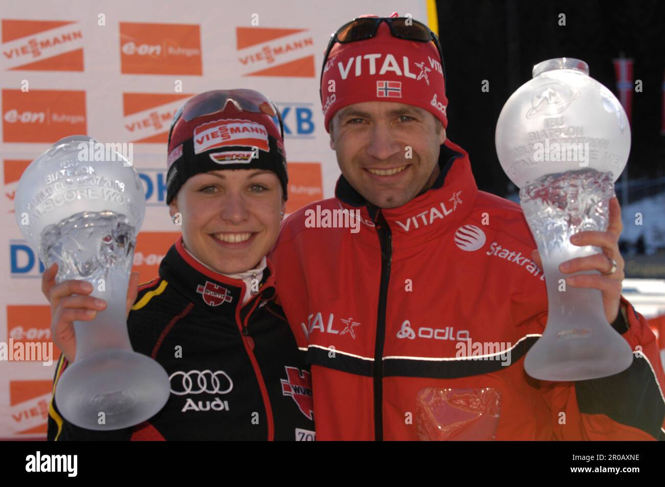 Magdalena Neuner und Ole Einar BJOERNDALEN, NOR die Gesamt Welt Cup Gewinner mit den Pokalen für den Gesamtweltcup.16.3.2008 Stock Photo