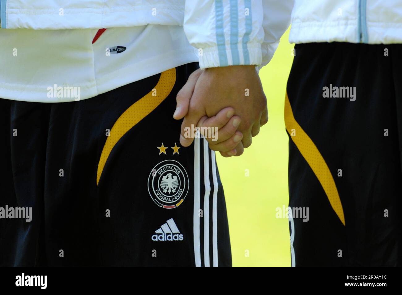 Hand in Hand bei der Nationalhymne, Feature Frauenhände und DFB Logo Fußball Länderspiel, EM Qualifikation der Frauen Belgien - Deutschland 0:5 am 7.5.2008 in Eupen Stock Photo