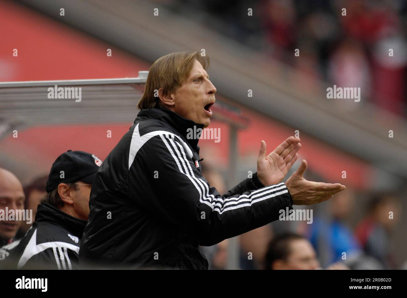 trainer-christoph-daum-verzweifelt-an-der-seitenlinie-geste-feuert