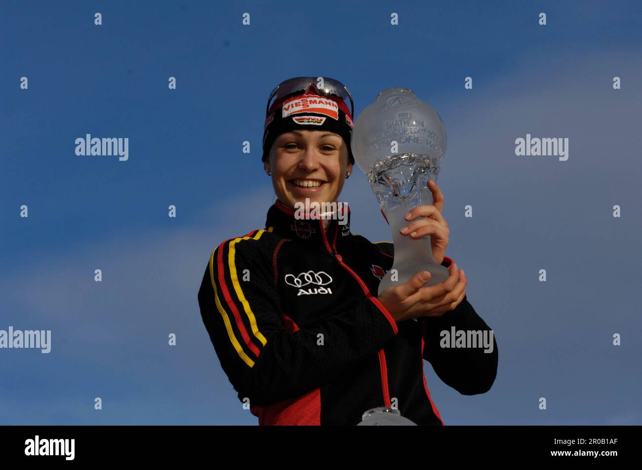 Magdalena Neuner, die Gesamt Welt Cup Siegerin mit den Pokal für den Gesamtweltcup, Biathlon 10km Massenstart der Frauen 16.3.2008 Stock Photo