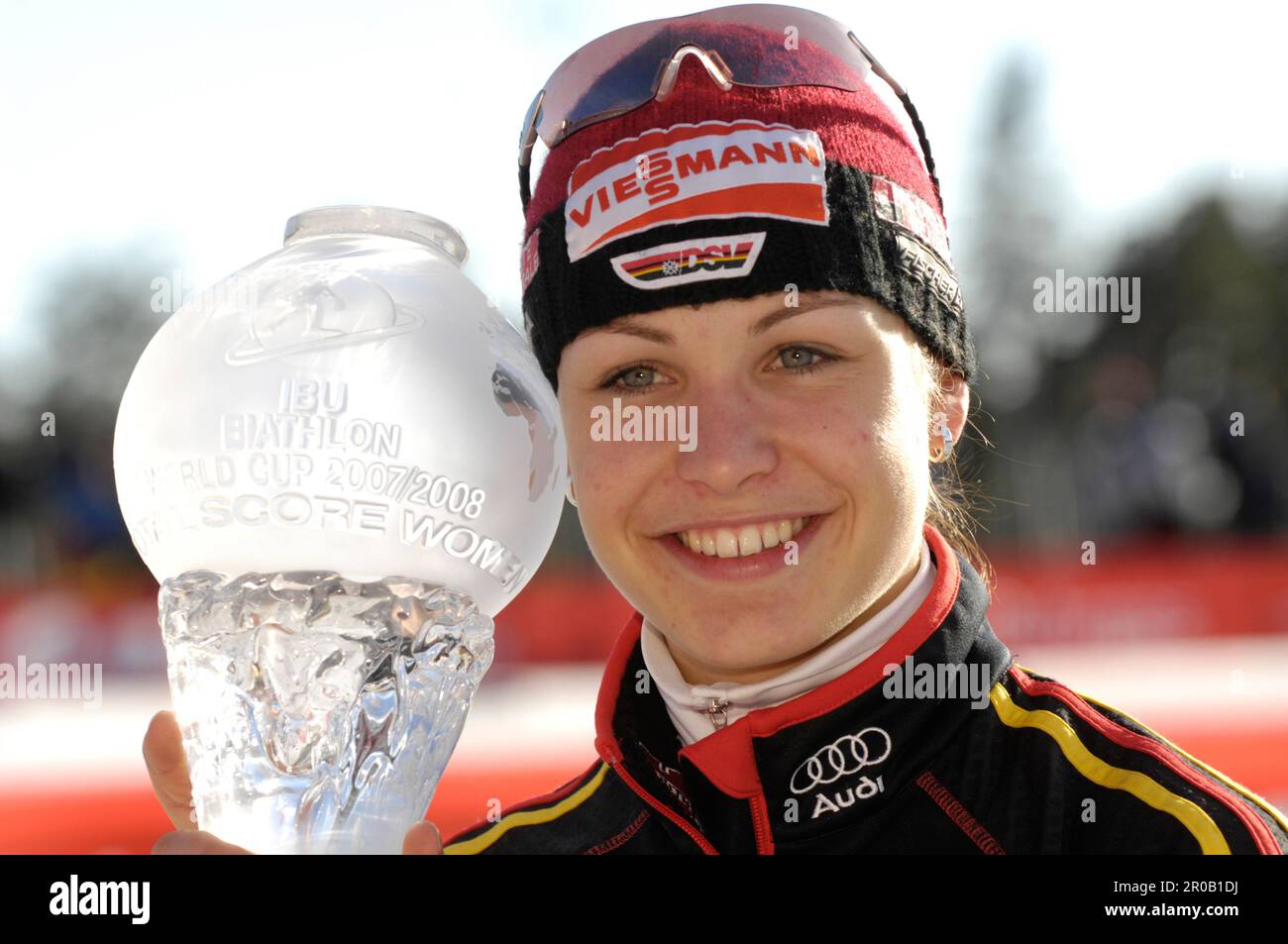 Magdalena Neuner, die Gesamt Welt Cup Siegerin mit dem Pokal für den Gesamtweltcup. Biathlon 10km Massenstart der Frauen 16.3.2008 Stock Photo