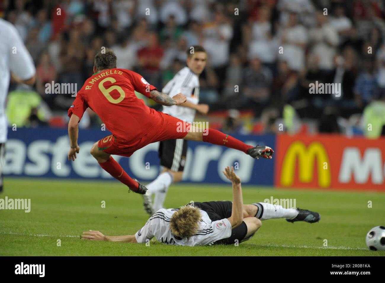Marcell Jansen stopp Raul Meireles (6) im Zweikampf.Fußball Europameisterschaft Länderspiel Deutschland - Portugal 3:2, 19.6.2008 Stock Photo