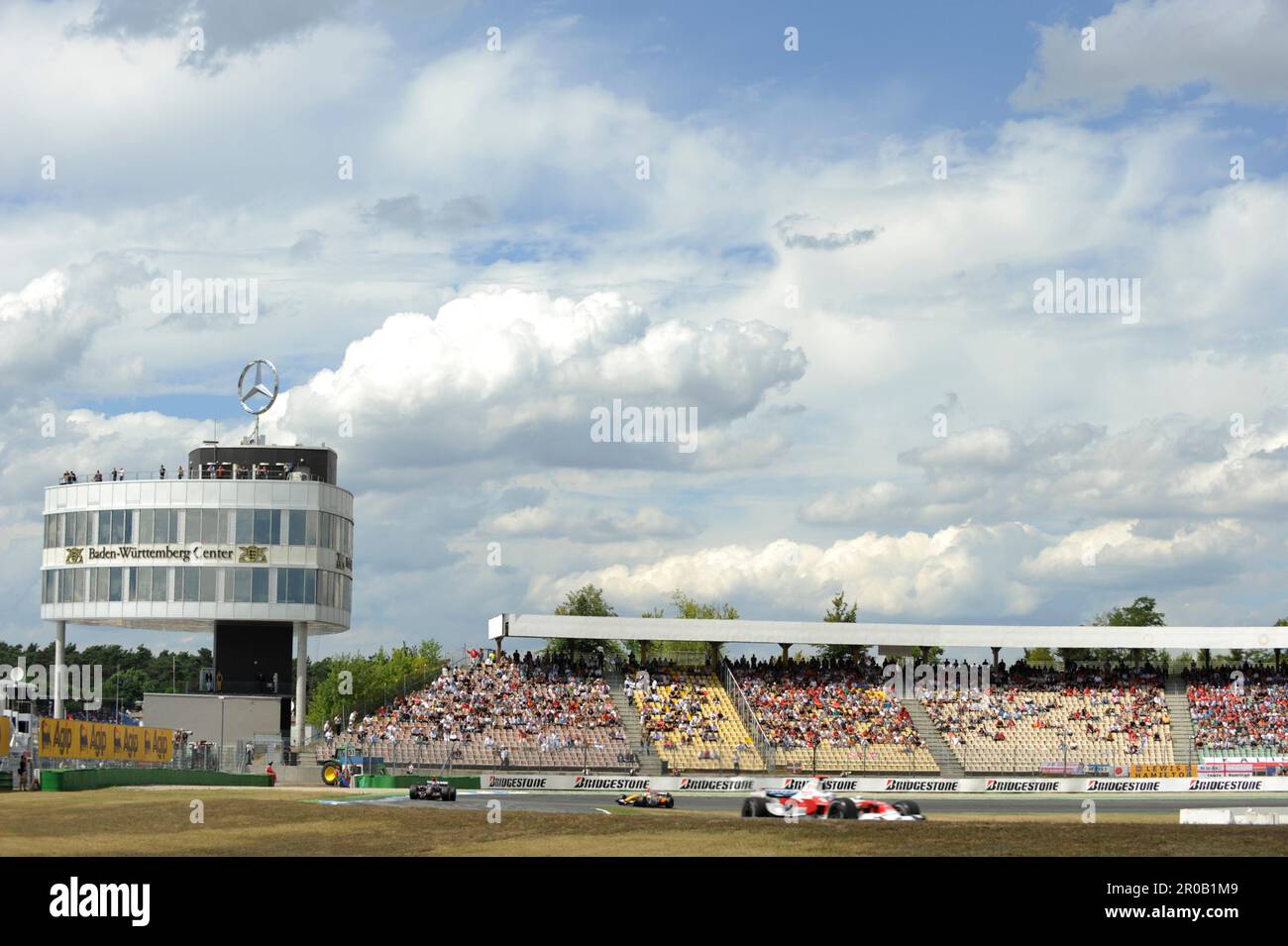 Formel 1 Rennwagen Vor Fast Leeren Trib nen Am Renntag Beim Formel 1 formel-1-rennwagen-vor-fast-leeren-trib-nen-am-renntag-beim-formel-1