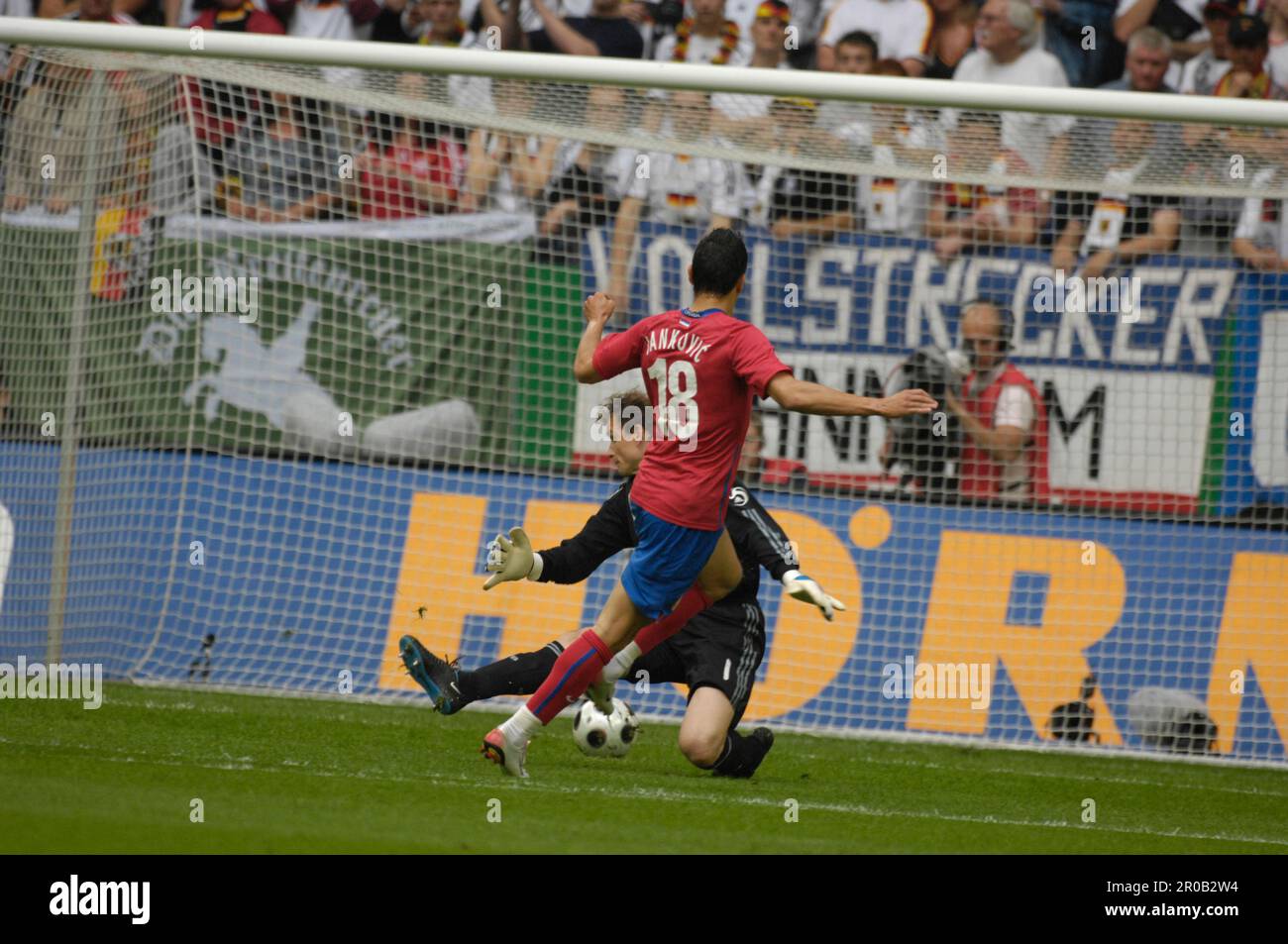 Bosko Jankovic schießt das 10 gegen torwart Jens Lehmann.Fußball
