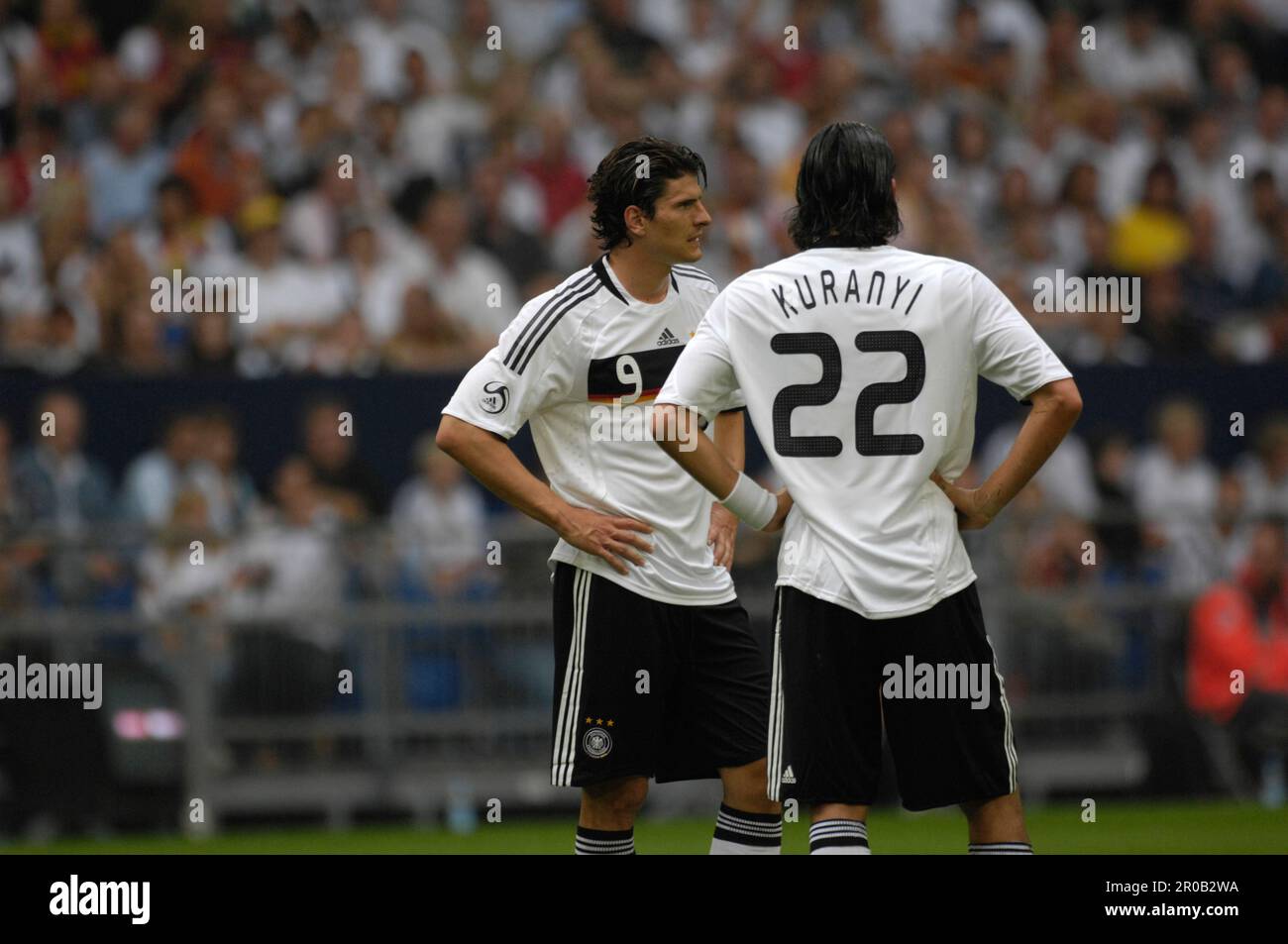 Mario Gomez und Kevin Kuranyi nachdenklich.Fußball Länderspiel,  Freundschaftsspiel Deutschland - Serbien 2:1. 31.5.2008 Stock Photo - Alamy