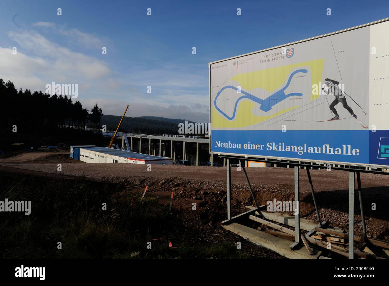 Das Land Thüringen, der Landkreis Schmalkalden und die Stadt Oberhof bauen in Oberhof eine Skihalle mit einer Gesamtstreckenlänge von über 2 Kilometern damit ein Ganzjahres Skilauf auf Schnee möglich ist. Stock Photo