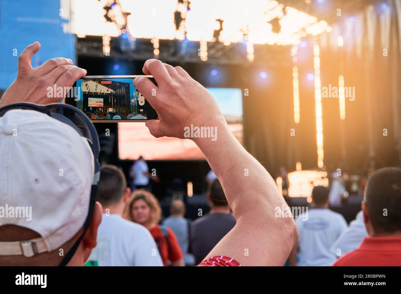 Festival crowd phone hi res stock photography and images Alamy