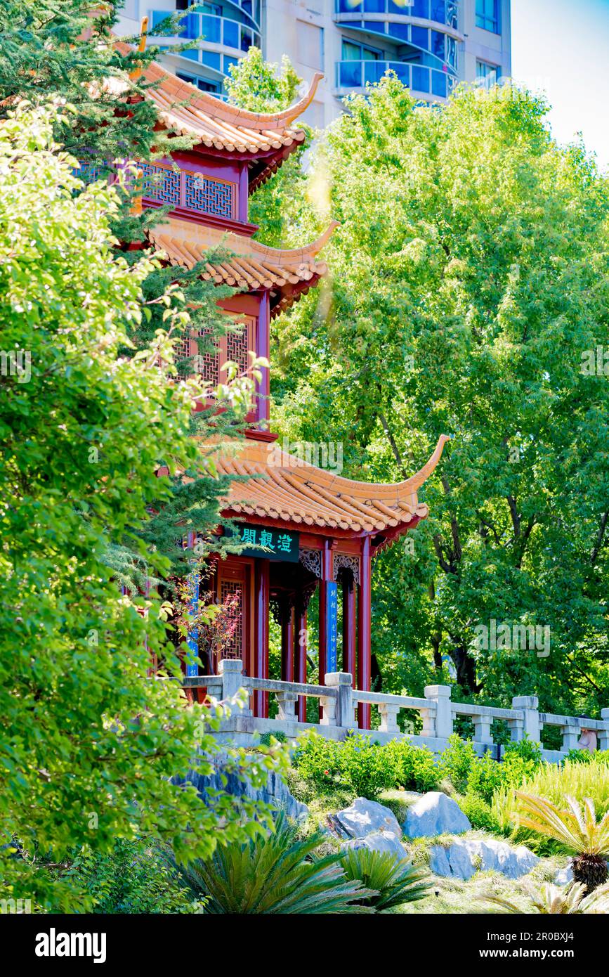 At the peak of the Chinese Gardens is the Clear View Pavilion, known as the Gurr, a triple tiered roof, hexagonal building with gold-glazed tiles Stock Photo