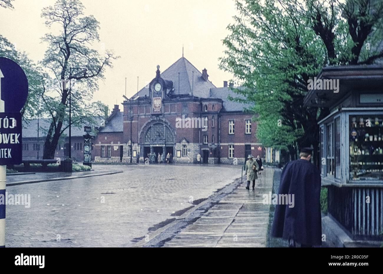 Gmach Dworca Głównego, Opole Główne railway station, the main railway station on a rainy day, city centre Opole, Opole Voivodeship, Poland, 1962 Stock Photo
