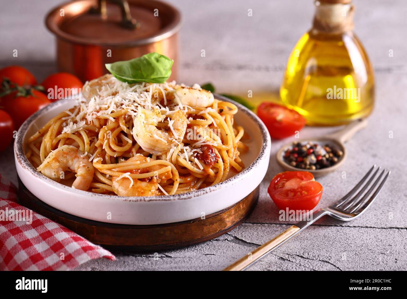 spaghetti pasta with tomato sauce and shrimp Stock Photo - Alamy