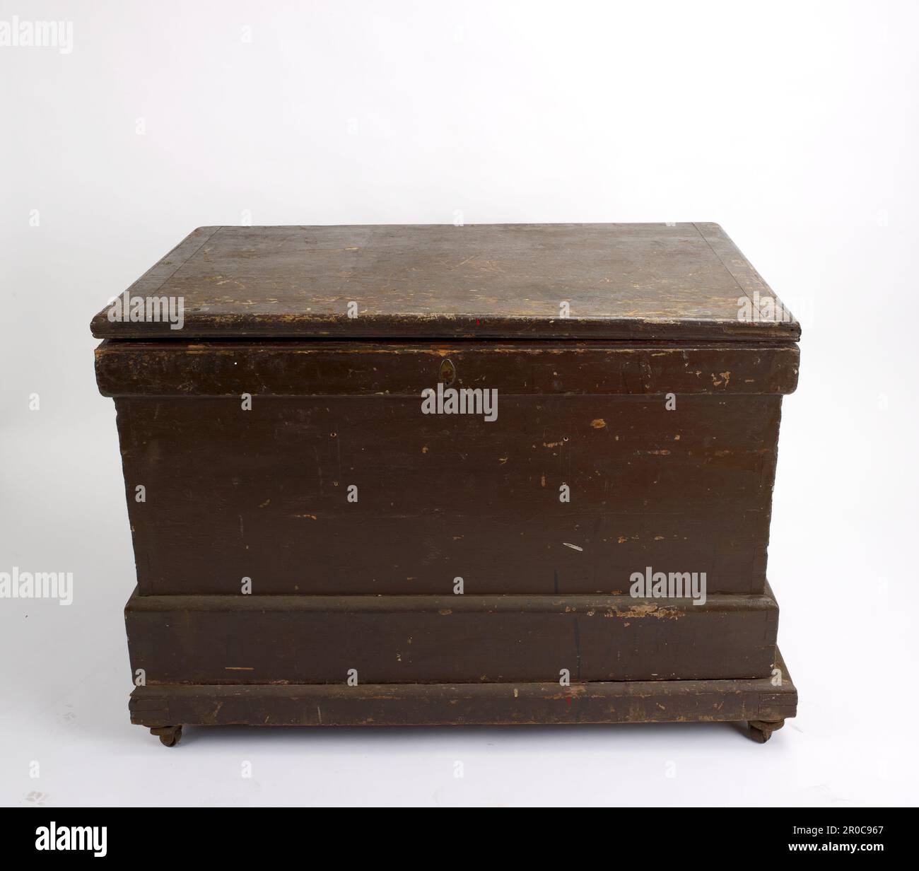 The 'Dolling' Tool Chest, 1780-1790. Pinto Collection. Large tool chest with hinged lid to top. pine carcass, the interior fitments of oak & pine, veneered with Spanish mahogany, inlaid with various woods. Stock Photo