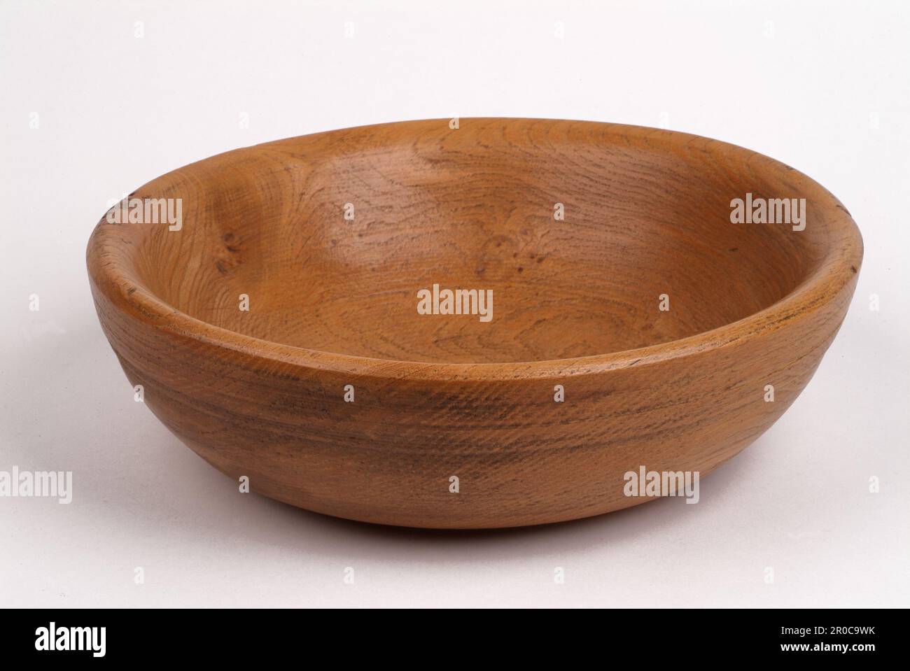 Elm Bowl, 1954. Made by George Lailey of Bucklebury Common, Berkshire.. Pinto Collection - Purchased from Edward H Pinto, 1965.. This elm wood bowl was made by George Lailey of Bucklebury Common, Berkshire in 1954. George Lailey was one of the last pole lathe workers to earn a living from making domestic utensils in England. This bowl was one of his last pieces which he made in 1954 when he was 85 years old. Although woods such as sycamore and beech were popular amongst wood turners, George Lailey preferred to use elm, which was in plentiful supply at that time. The outbreak of Dutch elm disea Stock Photo