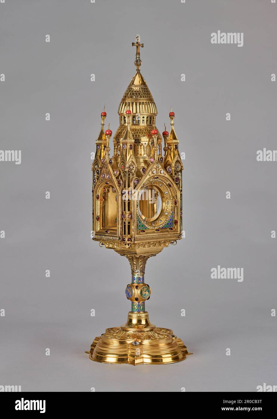 Monstrance, 1854-1874 Designer: John Francis Bentley Manufacturer: Hart &  Son, Applied Arts, Metalwork, Religion, Catholic, Pre-Raphaelite, Gilt  Stock Photo - Alamy