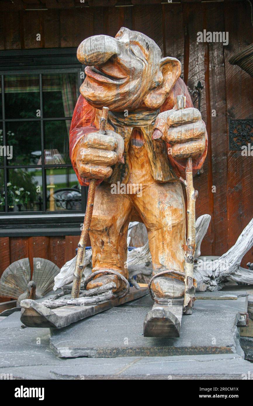 https://c8.alamy.com/comp/2R0CM1X/wooden-carved-sculpture-of-a-skiing-troll-norway-2R0CM1X.jpg