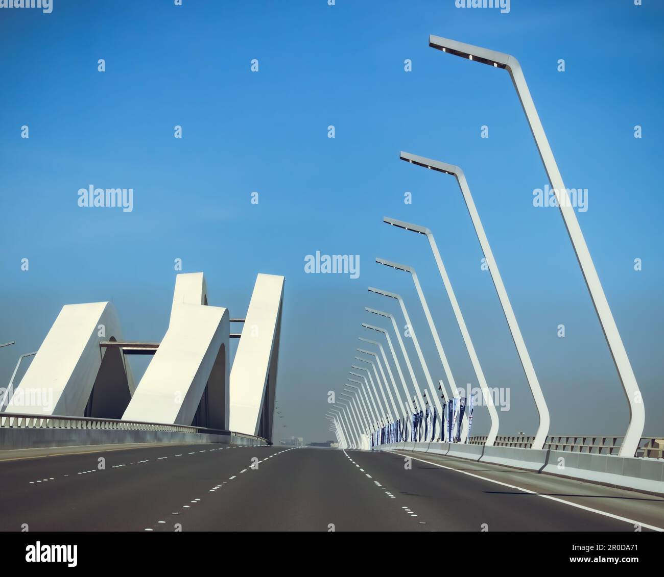 Abu Dhabi city road Stock Photo Alamy