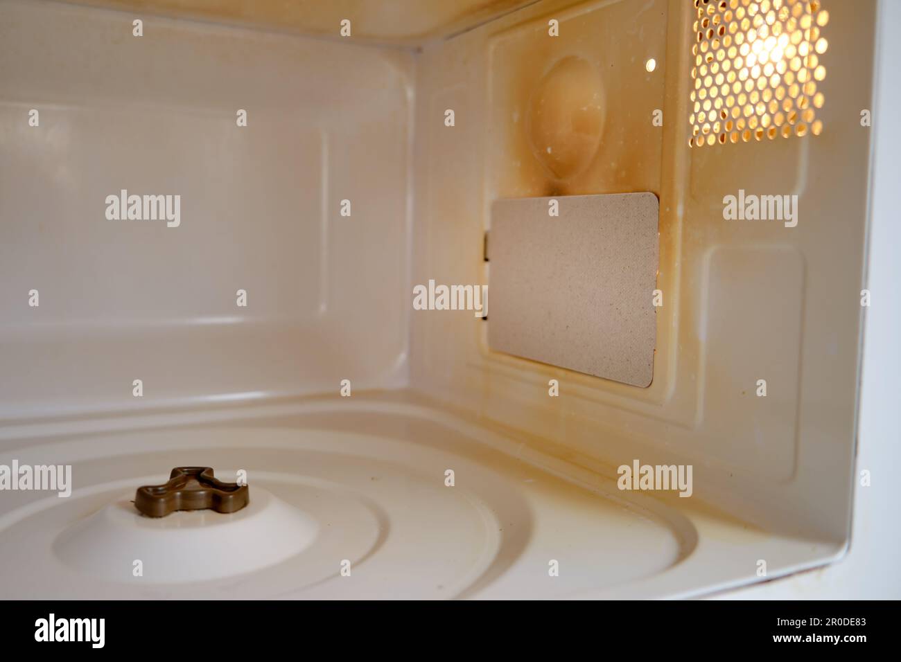 Repair of a sparkling microwave by replacing the mica plate. Broken