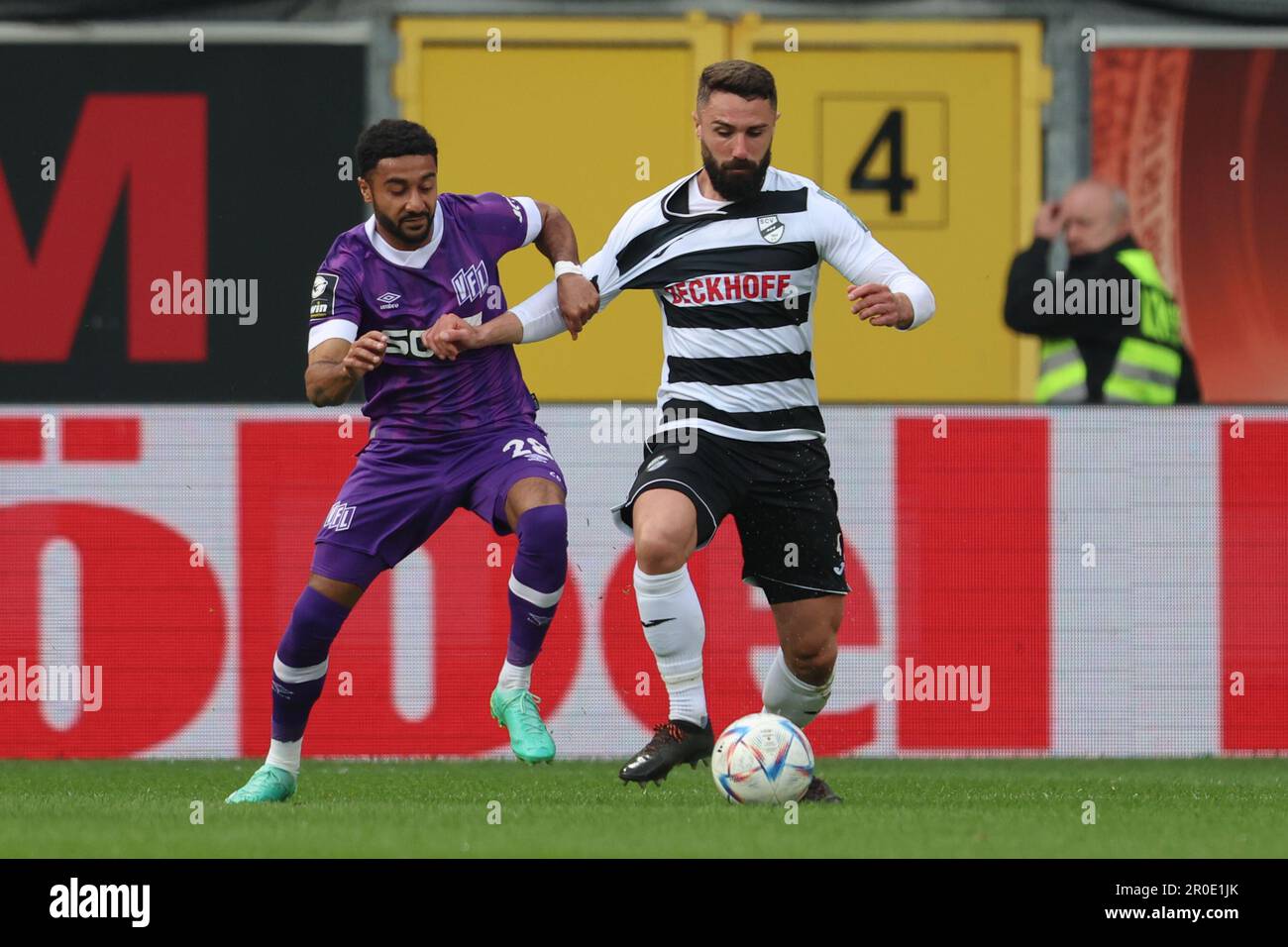 Joel Grodowski of SC Verl controls the ball during the 3. Liga match  News Photo - Getty Images